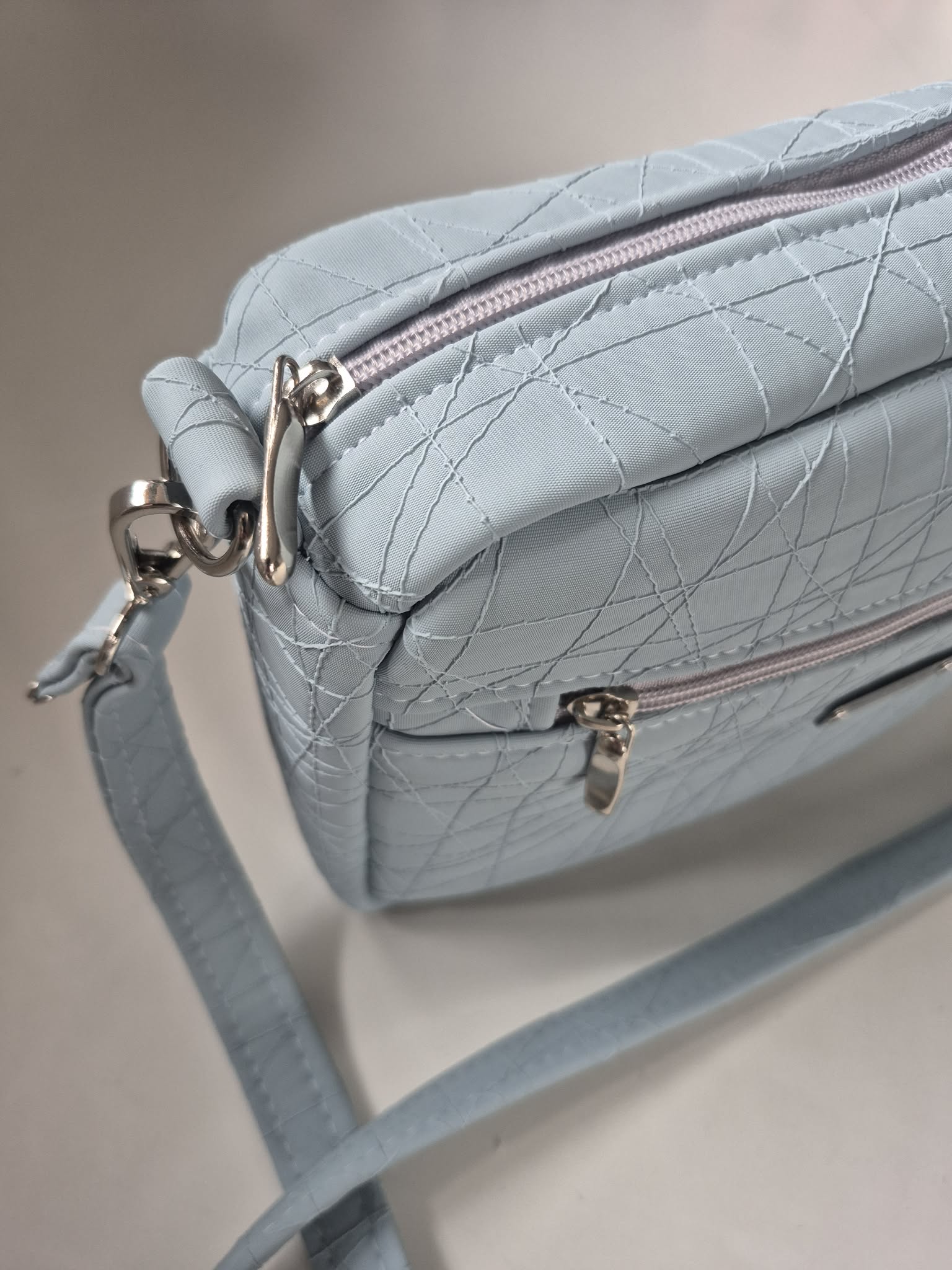 Velika minika svetlo modra