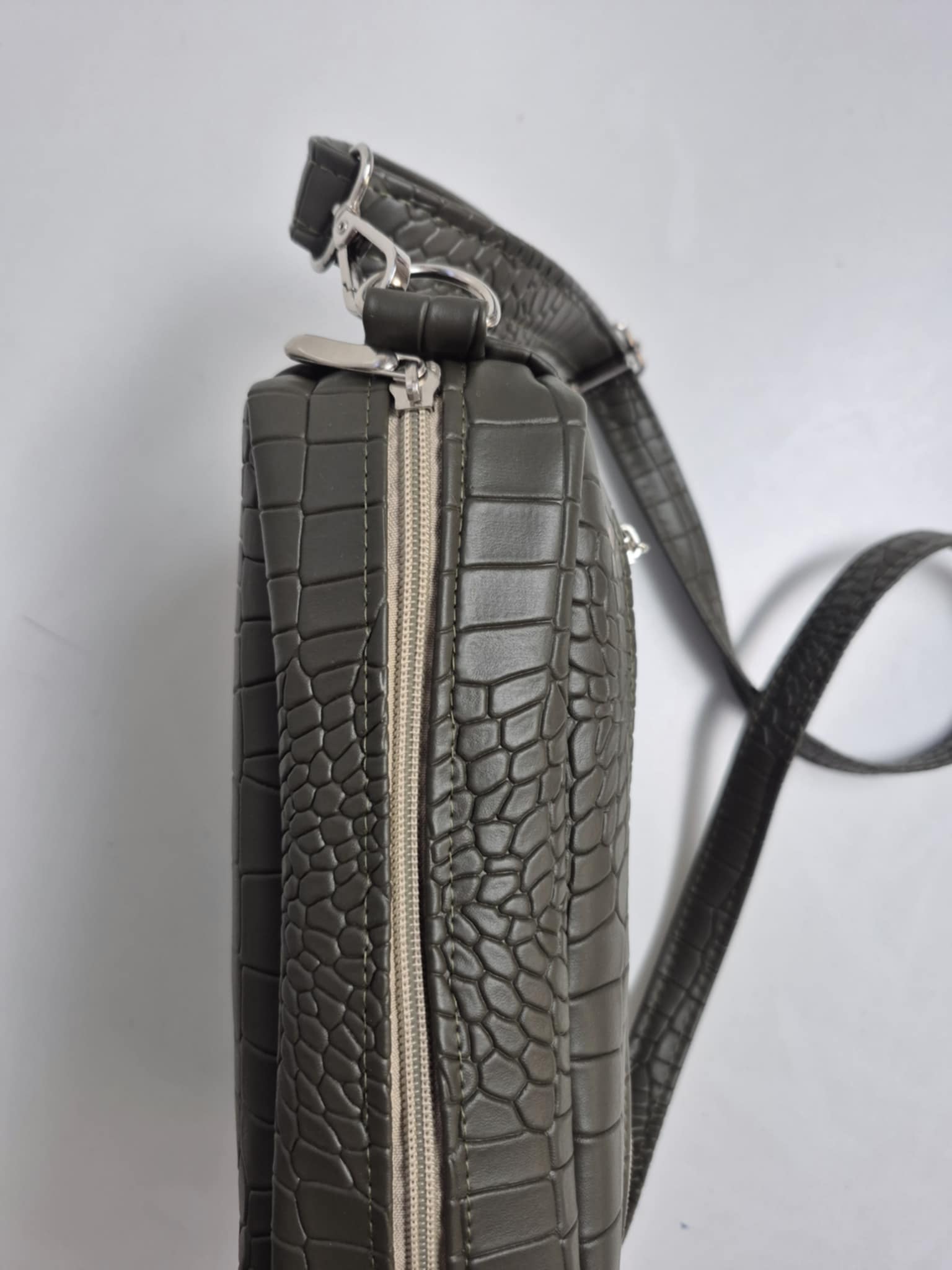 Velika minika olivno zelena