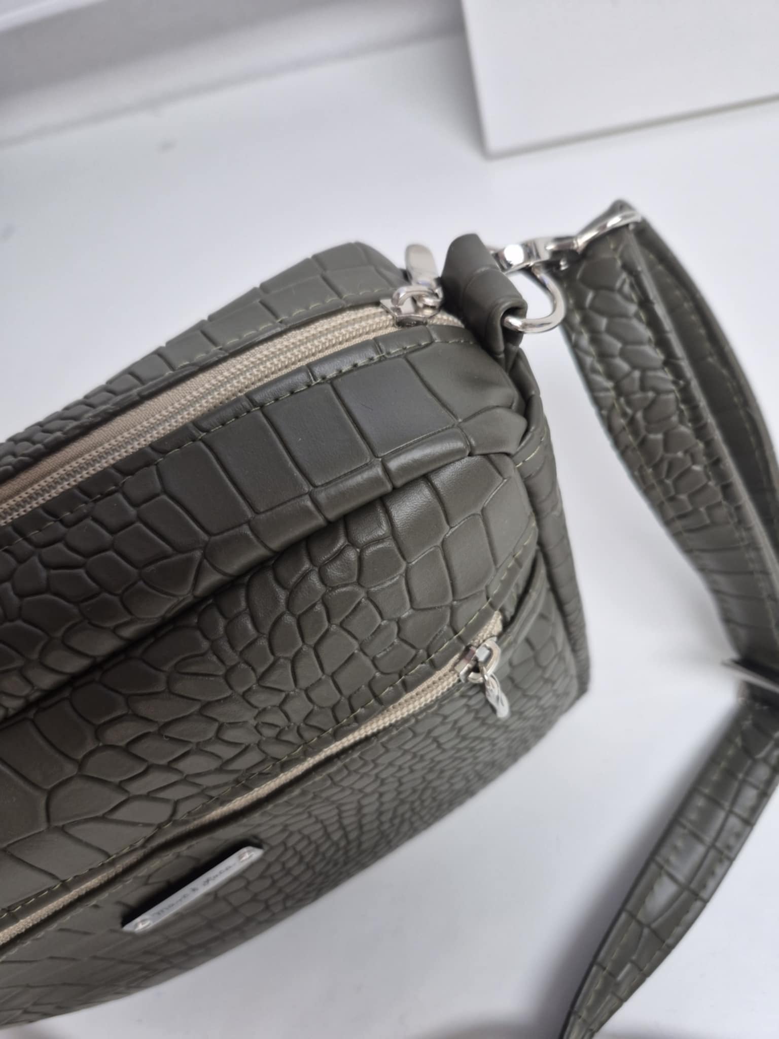 Velika minika olivno zelena