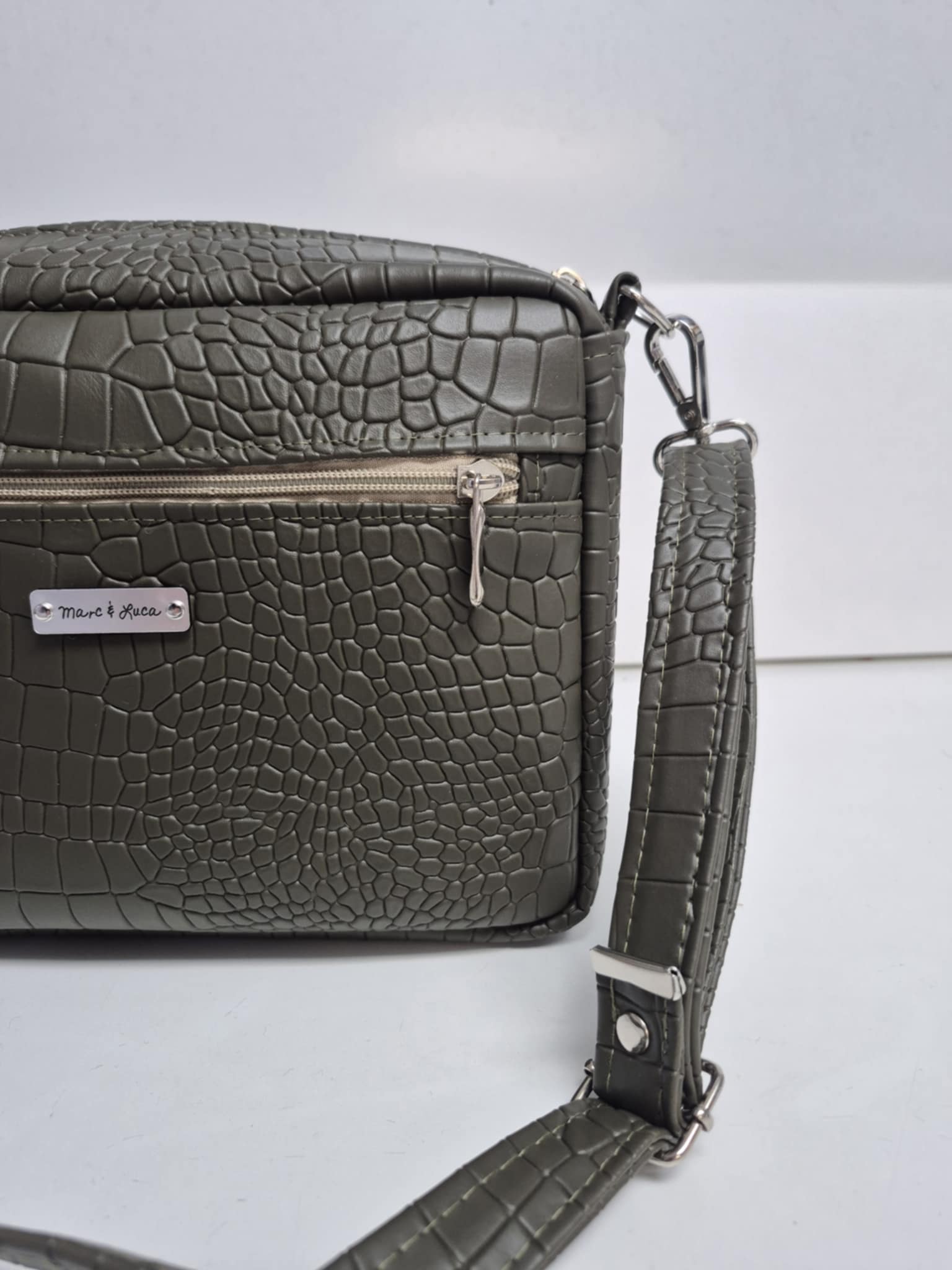 Velika minika olivno zelena